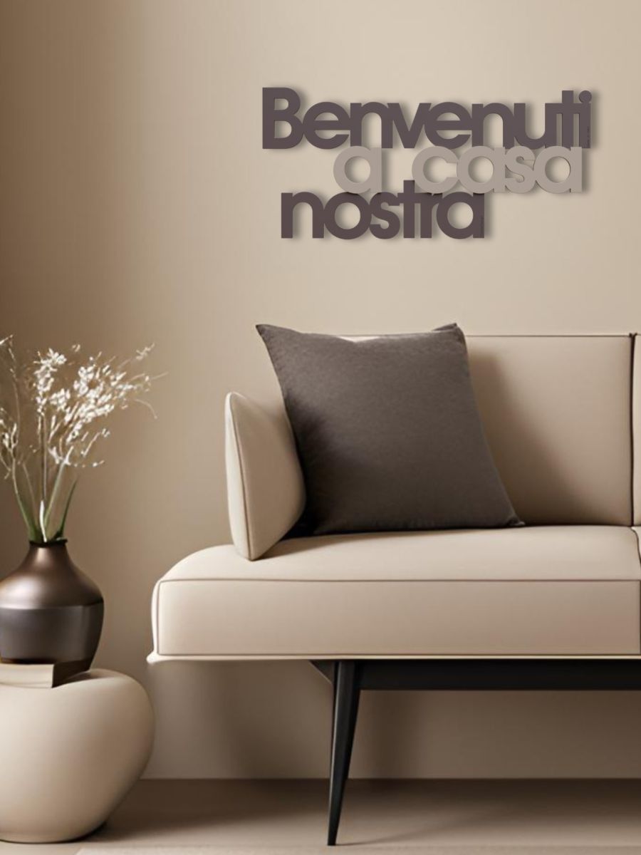 Scritta in legno da parete "Benvenuti a casa nostra"